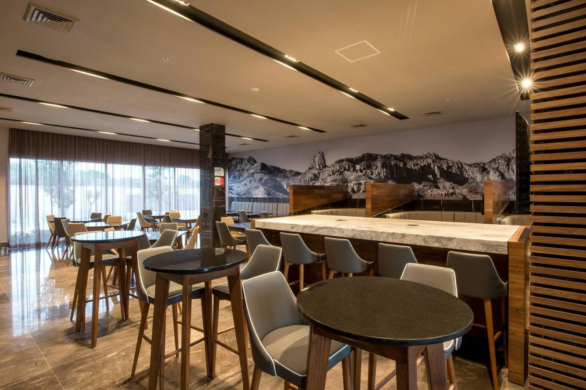 Courtyard By Marriott San Luis Potosi, Los Lagos Exterior photo