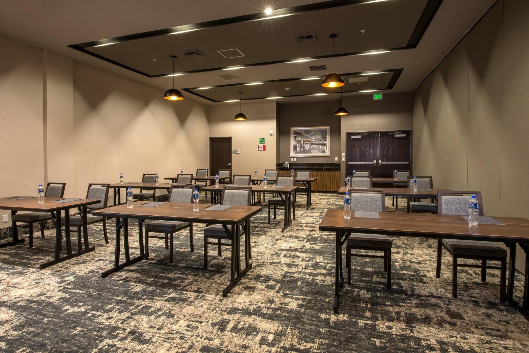Courtyard By Marriott San Luis Potosi, Los Lagos Exterior photo