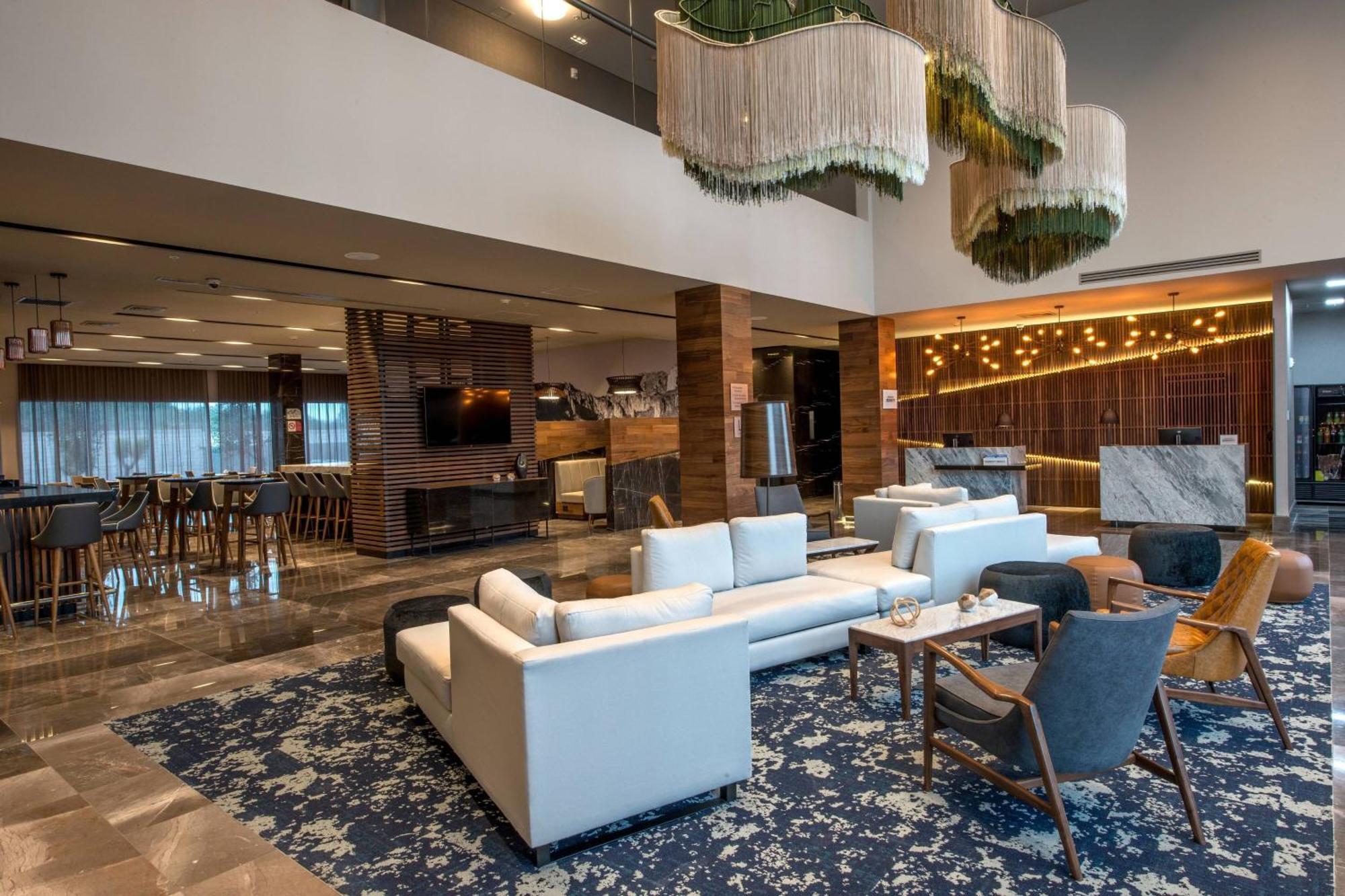 Courtyard By Marriott San Luis Potosi, Los Lagos Exterior photo
