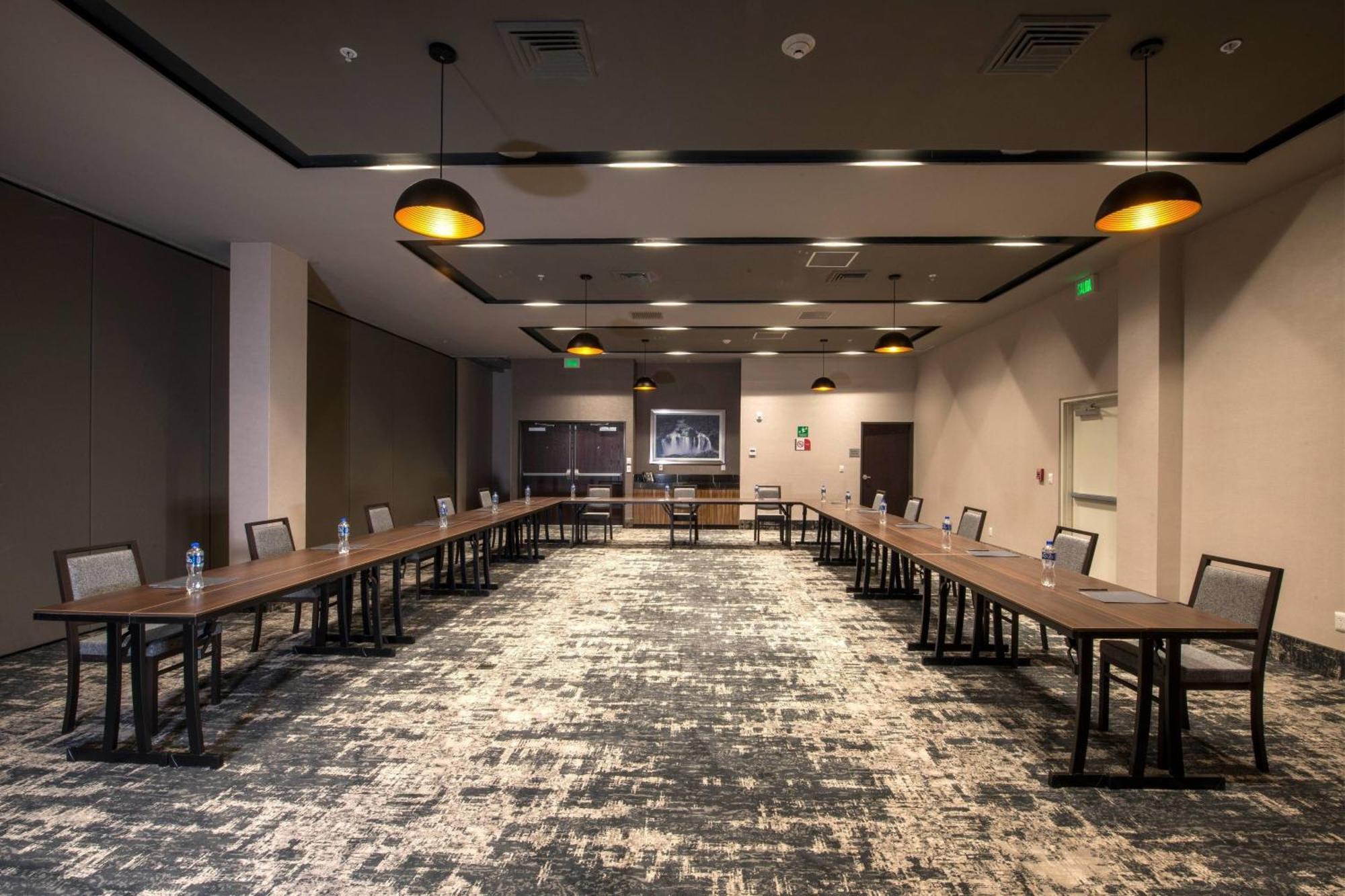 Courtyard By Marriott San Luis Potosi, Los Lagos Exterior photo