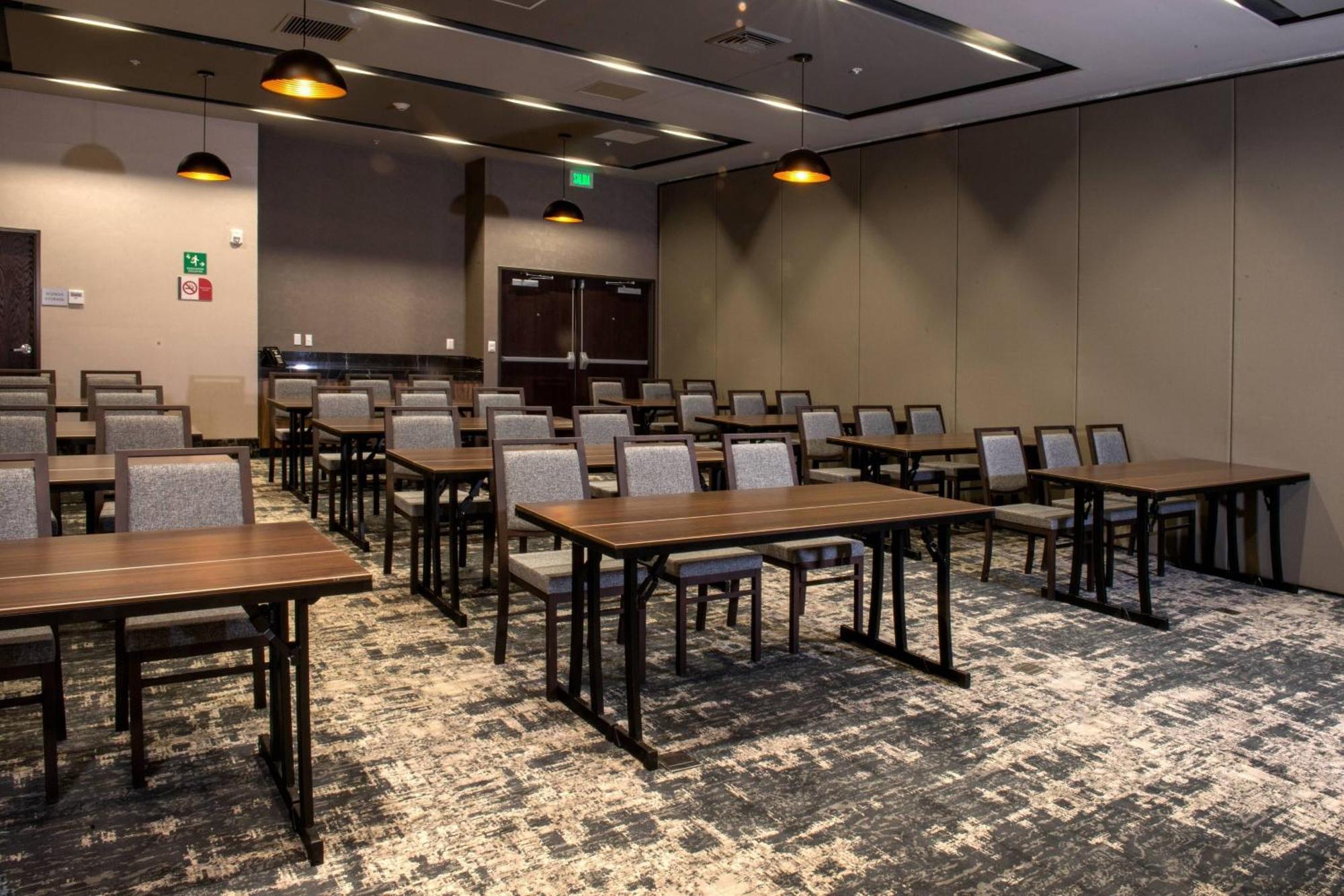 Courtyard By Marriott San Luis Potosi, Los Lagos Exterior photo
