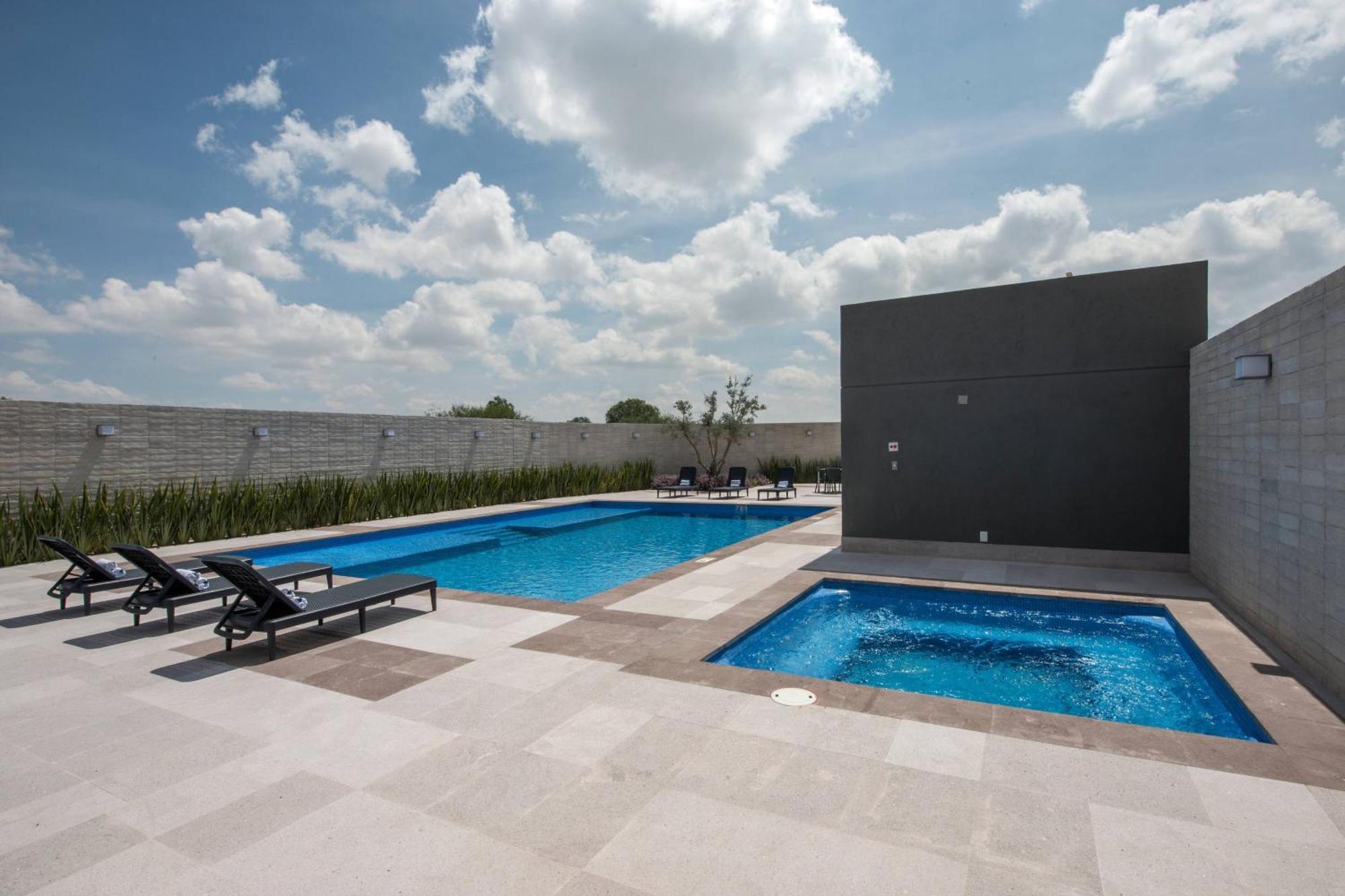 Courtyard By Marriott San Luis Potosi, Los Lagos Exterior photo