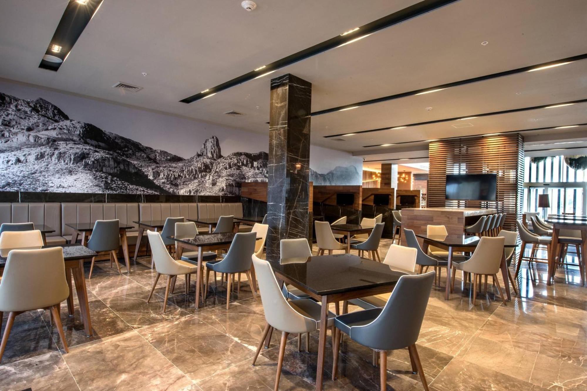 Courtyard By Marriott San Luis Potosi, Los Lagos Exterior photo
