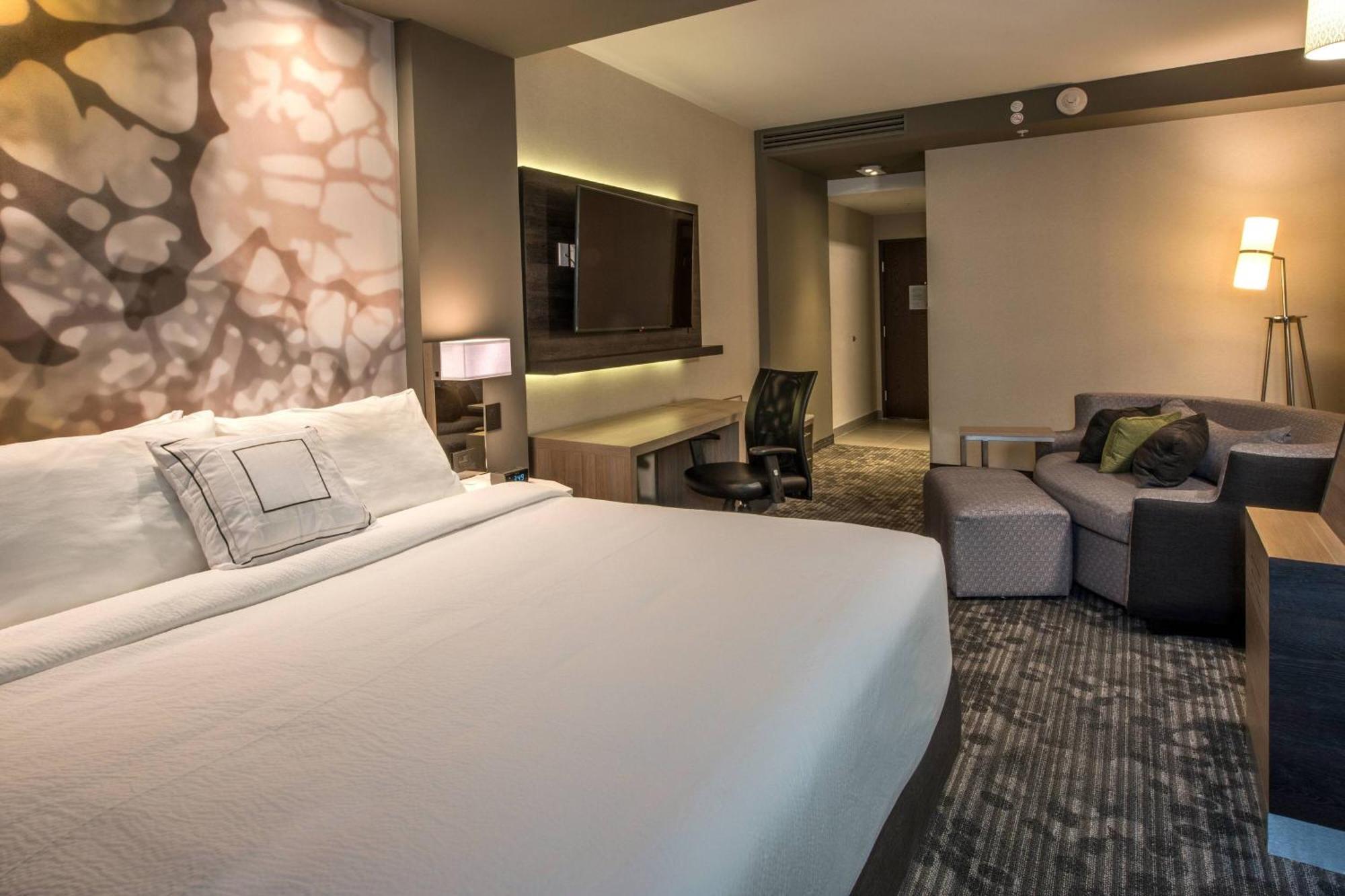 Courtyard By Marriott San Luis Potosi, Los Lagos Exterior photo