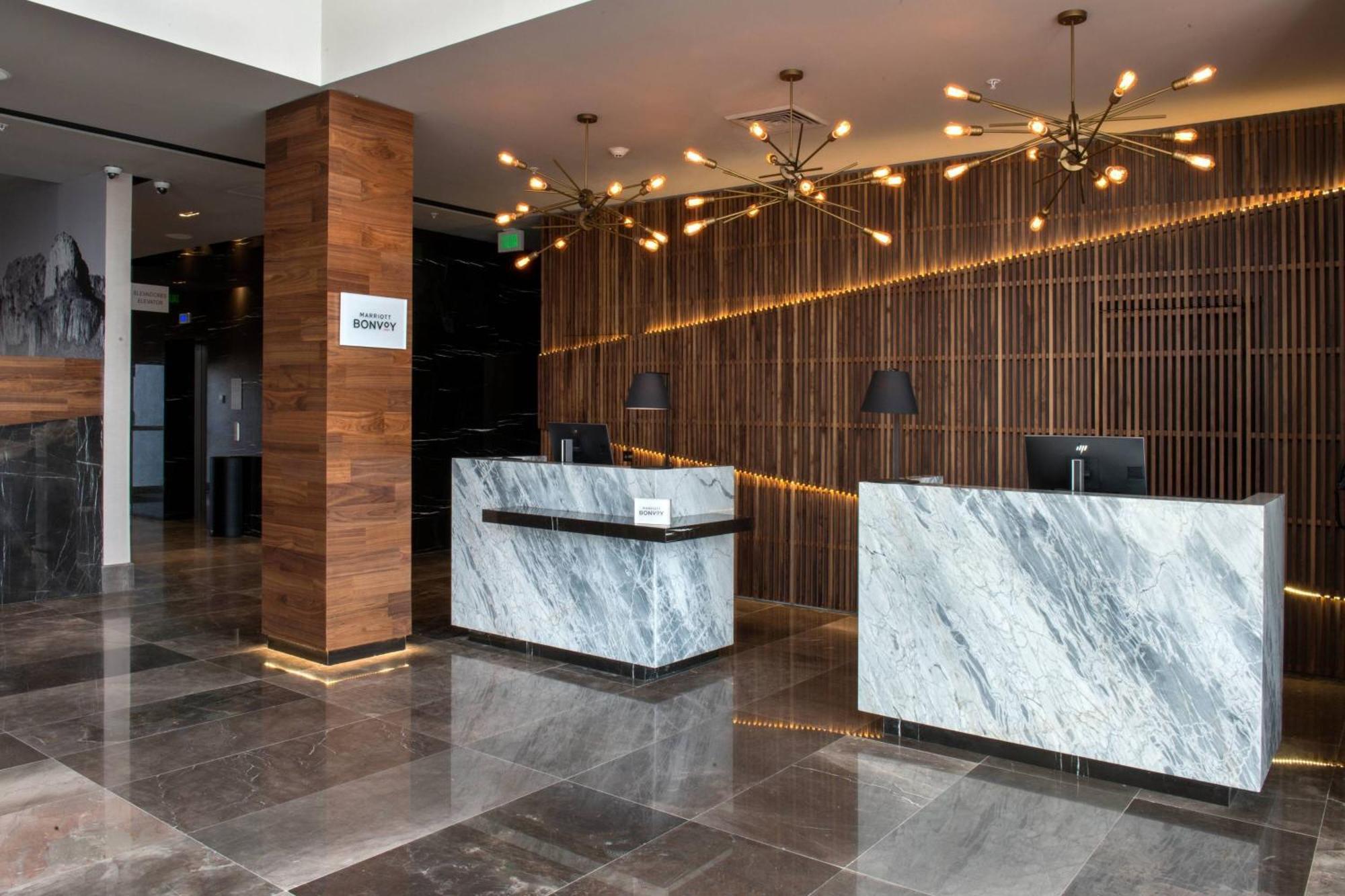 Courtyard By Marriott San Luis Potosi, Los Lagos Exterior photo