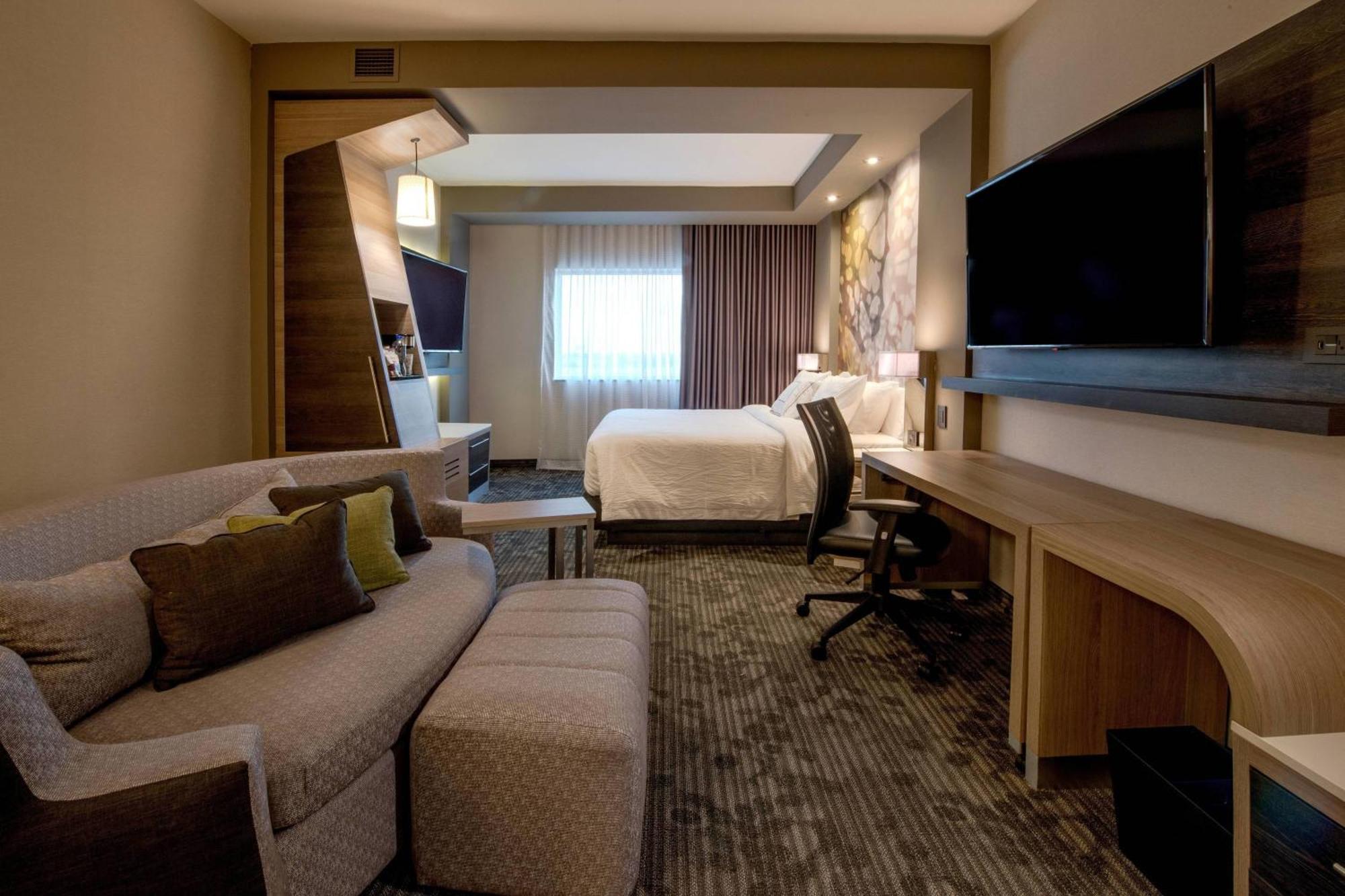 Courtyard By Marriott San Luis Potosi, Los Lagos Exterior photo